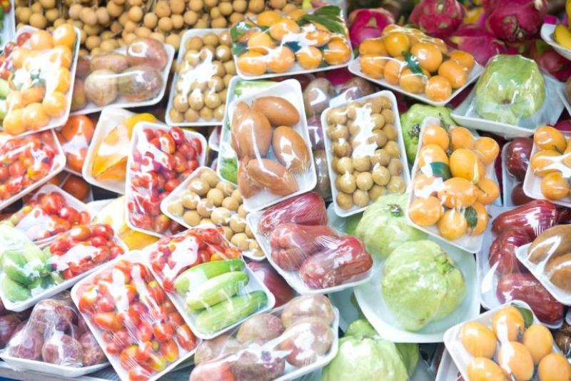 España prohíbe las frutas y verduras envueltas en plástico en 2023