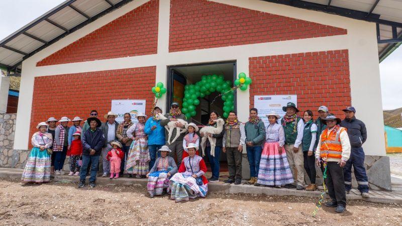 Inauguran moderno centro de producción de hilo artesanal en Arequipa