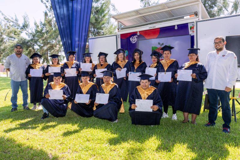 La Libertad: Trabajadores agroindustriales de Chao culminaron su educación secundaria gracias al CEBA Hortifrut