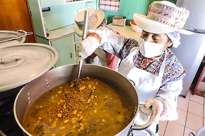 Mamás ejercen papel clave en el servicio alimentario