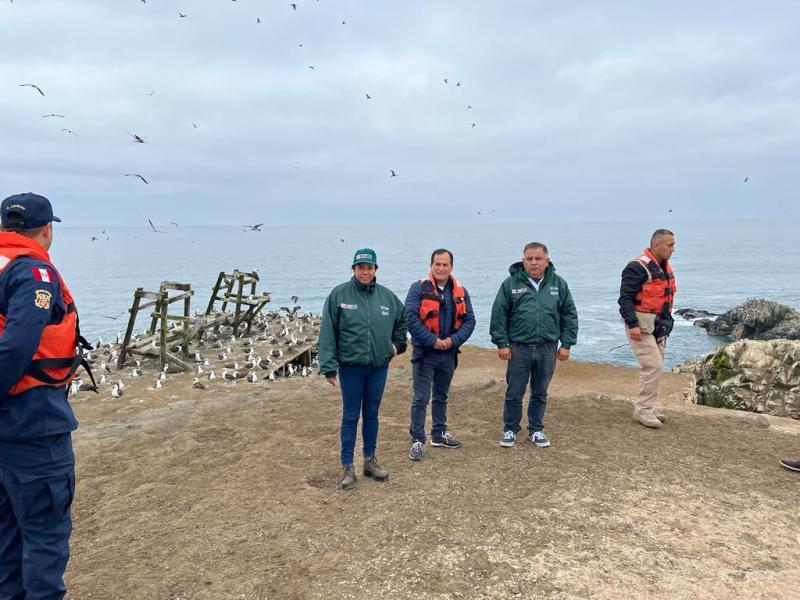 Ministra Patricia Ocampo supervisa extracción de guano de isla para campaña agrícola 2022-2023