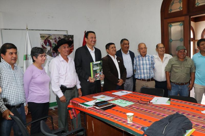 Ministro Ángel Manero se reunió con directiva de Conveagro