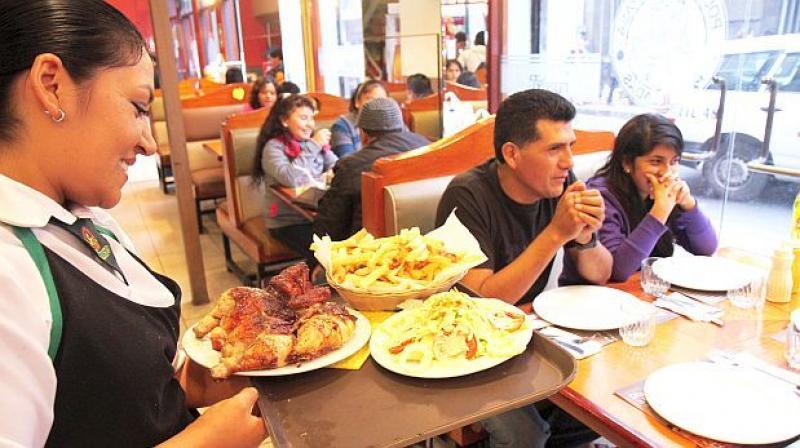 PERÚ CONSUME 130 MILLONES DE POLLOS A LA BRASA AL AÑO