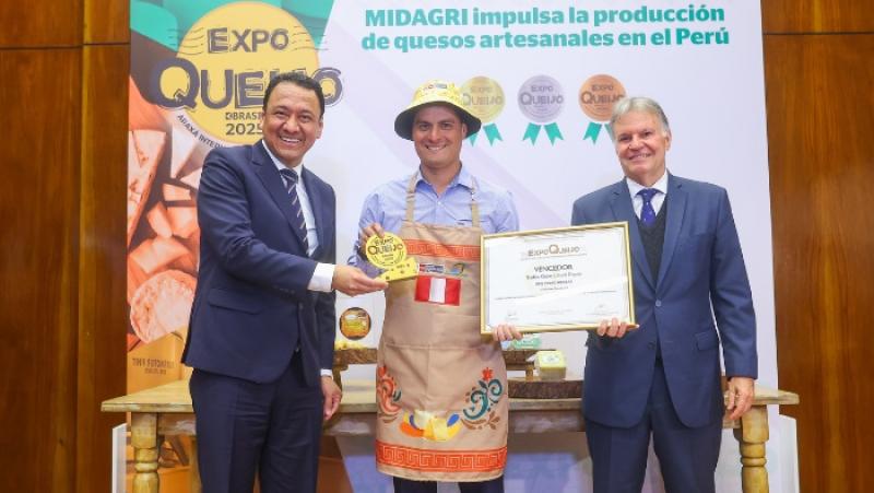 Productores de queso artesanal que ganaron medallas en ExpoQueijo 2025 fueron distinguidos por el Midagri 
