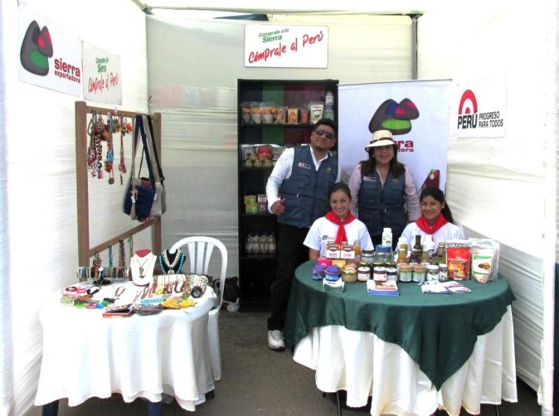 PRODUCTOS DE LA TIENDECITA ANDINA SE OFRECIERON EN FERIA DE LA CIRUELA EN VIRÚ