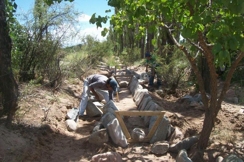 RECONSTRUYEN CANALES DE RIEGO EN LA SIERRA