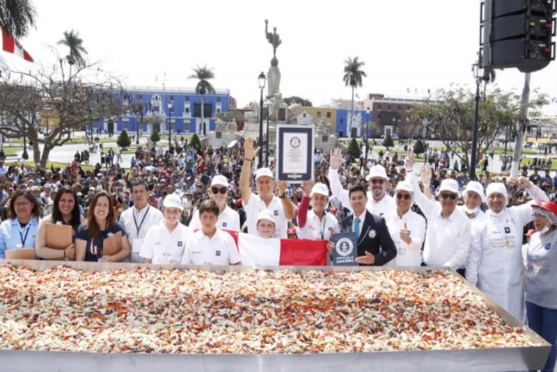 Trujillo impone Récord Guinness al preparar 784.53 kilos de ensalada de alcachofa