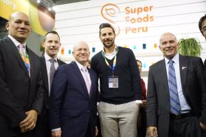 Claudio Pizarro promueve los superalimentos peruanos en Berlín